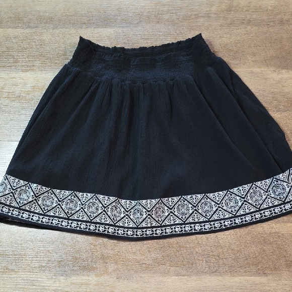 Old Navy- Black and White Embellished Mini Skirt. Size M - Picture 1 of 6